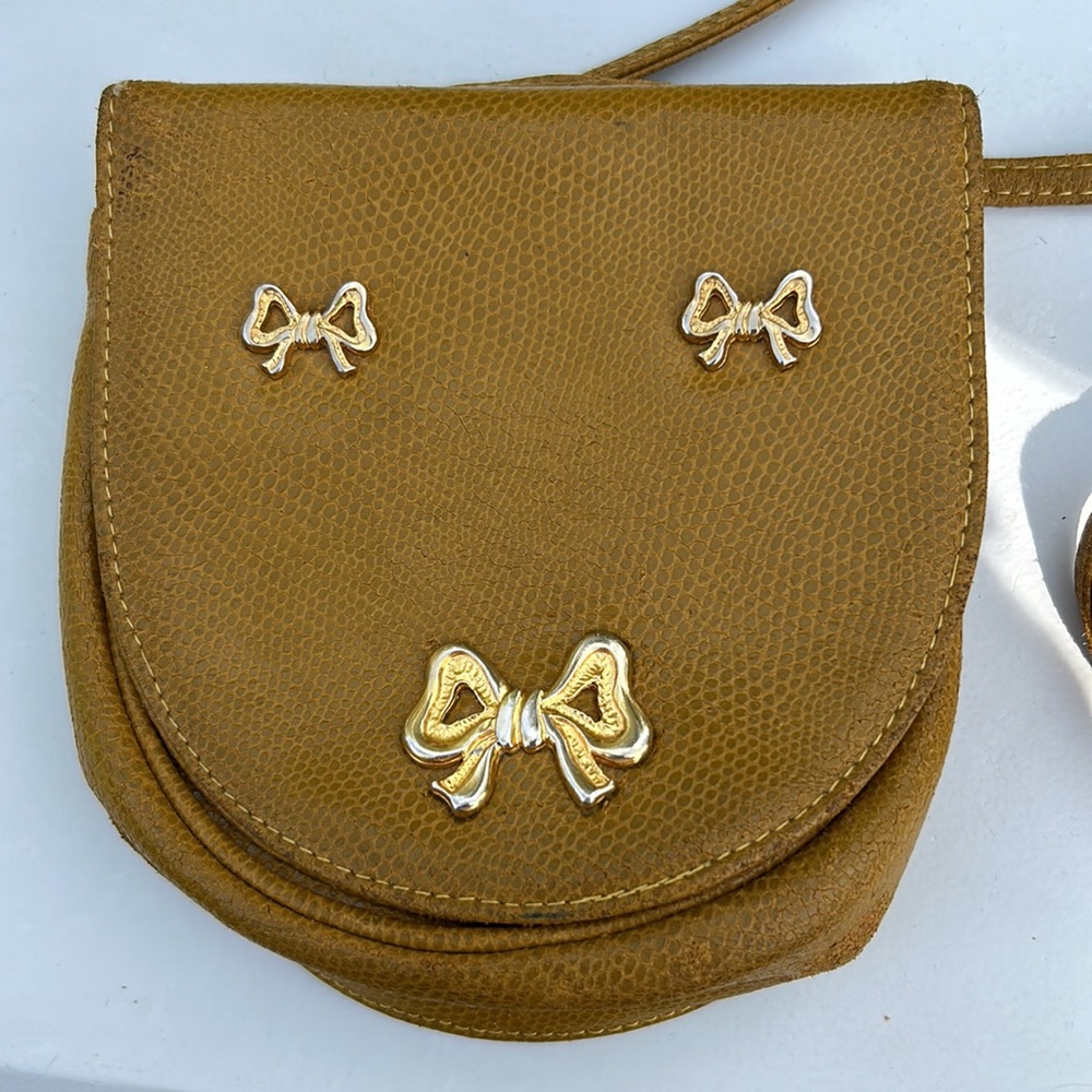 Scasi 🎀 Vintage Leather Crossbody Purse With Gold Bow Detail Bag Made in Italy